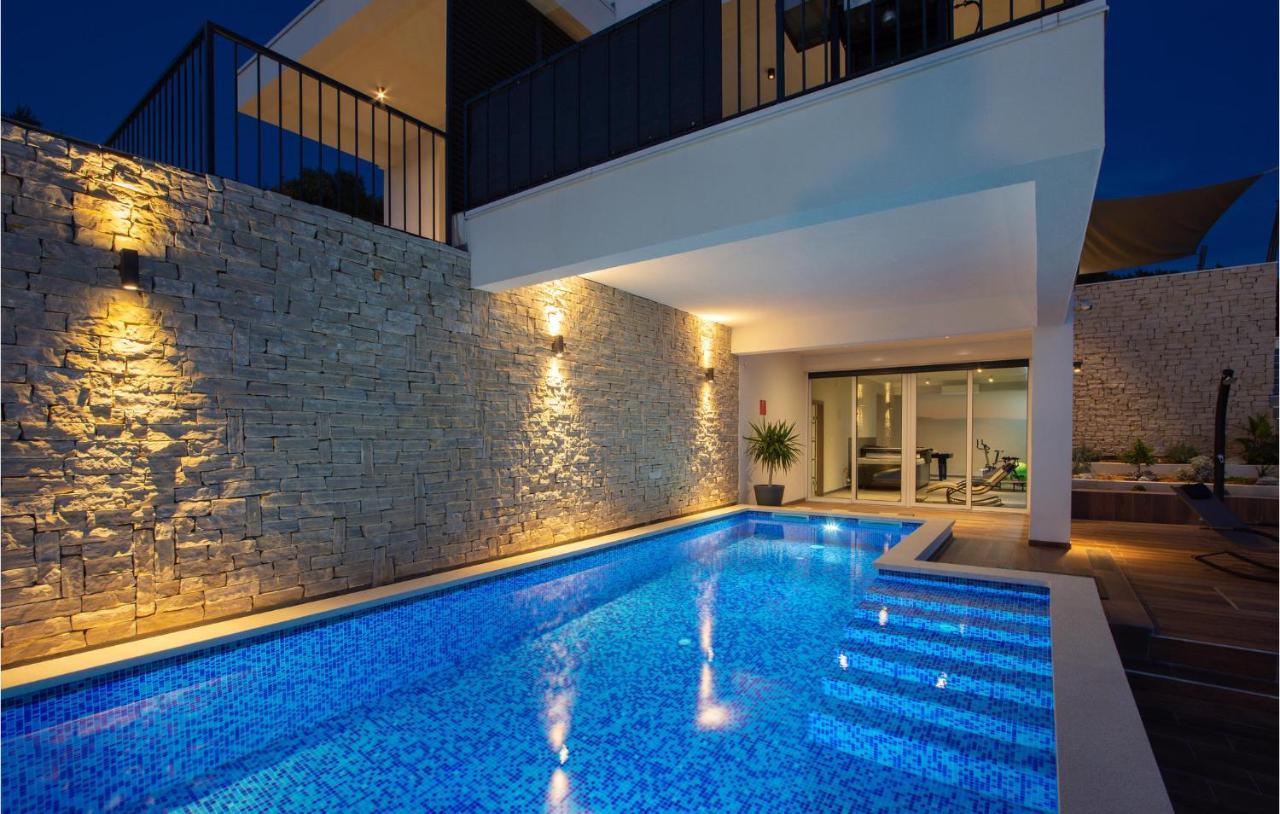 Stunning Home In Okrug Donji With Sauna, Outdoor Swimming Pool And Heated Swimming Pool Okrug Gornji Kültér fotó